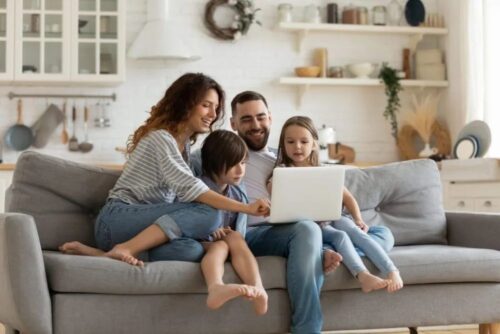 Family+on+couch+with+clean+air+conditoning-1920w (2) Family+on+couch+with+clean+air+conditoning-1920w (2)
