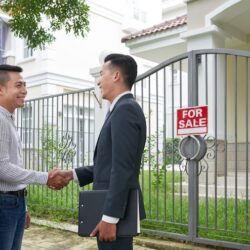 client-meeting-with-estate-agent_1098-19799