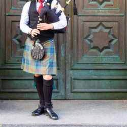 scottish-musician-playing-bagpipes-dressed-with-tartan-kilt-fringe-festival-edinburgh_1025017-7