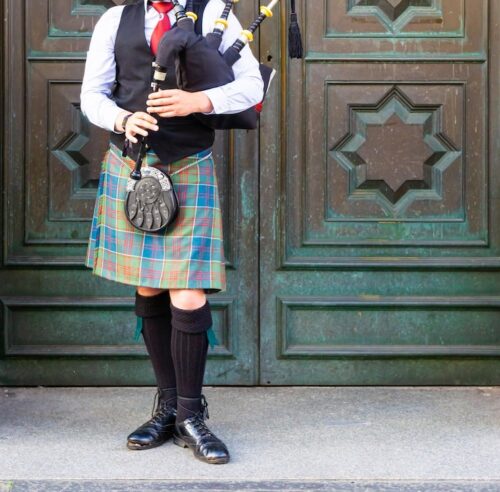 scottish-musician-playing-bagpipes-dressed-with-tartan-kilt-fringe-festival-edinburgh_1025017-7 scottish-musician-playing-bagpipes-dressed-with-tartan-kilt-fringe-festival-edinburgh_1025017-7