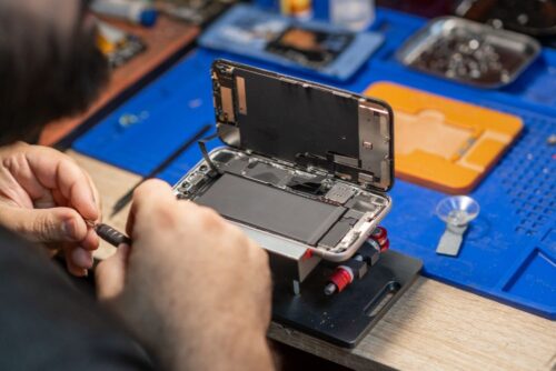 a-technician-skillfully-disassembles-a-smartphone-2026-01-08-06-42-22-utc-1536x1024 a-technician-skillfully-disassembles-a-smartphone-2026-01-08-06-42-22-utc-1536x1024